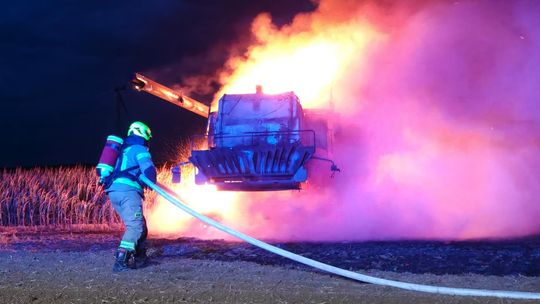 Nocna akcja strażaków. Płonął kombajn na polu