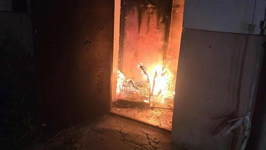 Nocny alarm na Legnickiej! Pożar na klatce schodowej