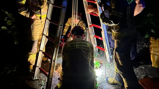 Nocny wypadek w Głogowie. Mieszkanka spadła na głębokość 4 metrów