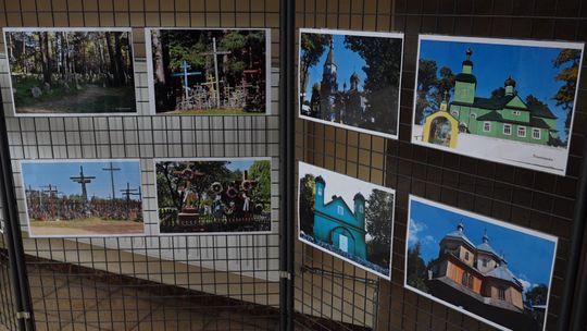 NOWE FOTOGRAFIE PODRÓŻNIKÓW W BUDYNKU DWORCA