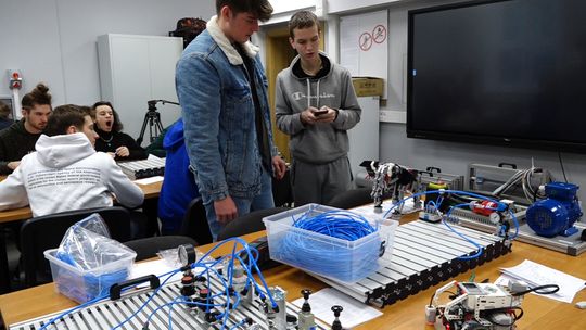 NOWOCZESNE POMOCE NAUKOWE W „MECHANIKU”