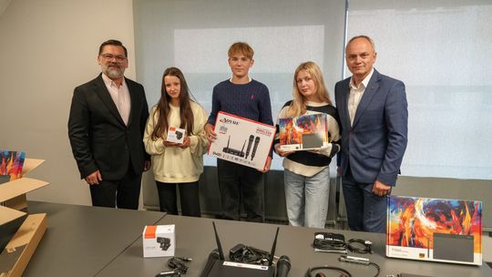 Nowy sprzęt trafił do szkół w Polkowicach. Pomoże w nauce zdalnej
