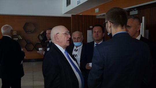 O BUDOWIE, HISTORII I WPŁYWIE HUTY MIEDZI GŁOGÓW 
