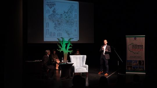 O DZIEJACH PUSZCZY W MIEJSKIM TEATRZE