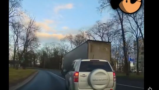 O krok od wypadku w Głogowie. Nagranie z ronda