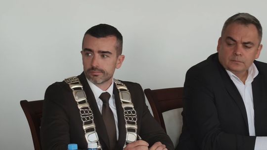 O „PIKUSIACH” I ZADŁUŻANIU POWIATU I MIASTA