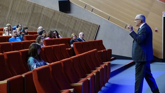 O ZAGROŻENIACH WSPÓŁCZESNEGO ŚWIATA W WYCHOWANIU  