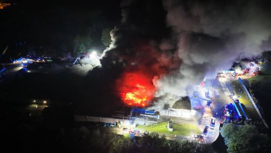 Ogromny pożar hali produkcyjnej w Chróścinie