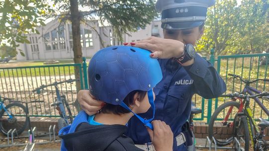 Policjanci rozdali dzieciom kaski. Ważna akcja w powiecie wschowskim