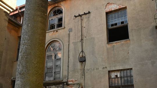 Pałac w Dalkowie: stare okna odzyskują blask dzięki ekspertom