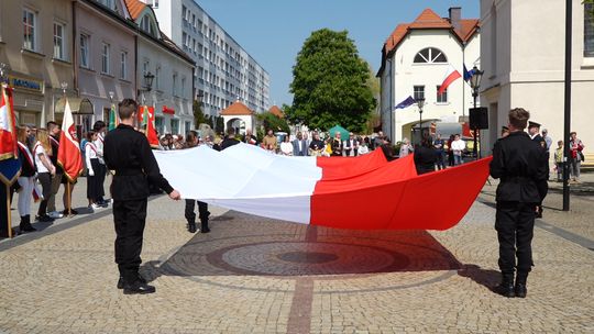 PAMIĄTKOWE ZDJĘCIE Z FLAGĄ NARODOWĄ