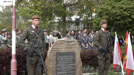 PATRIOTYCZNIE PRZY OBELISKU