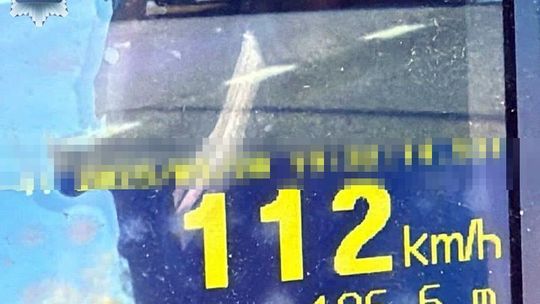 Pędził 112 km/h w zabudowanym. Stracił prawo jazdy.