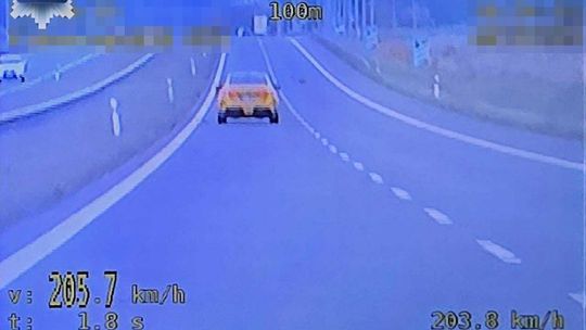 PĘDZIŁ POSEŁ, A ZA NIM KOLEJNI KIEROWCY