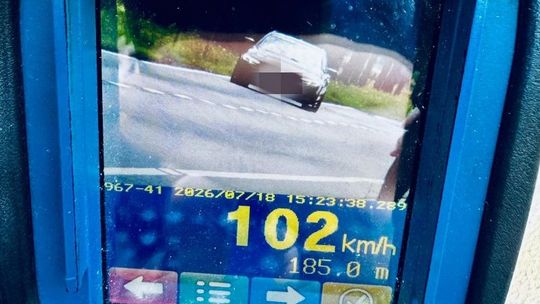 Pędzili ponad 100 km/h w terenie zabudowanym. Stracili prawa jazdy