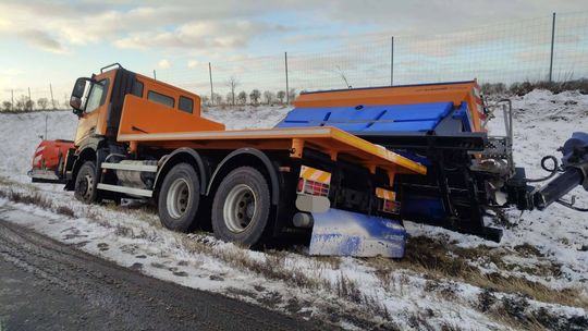 Piaskarka w rowie na S3. Zdarzenie drogowe pod Drożyną