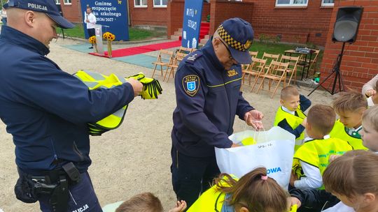 Pierwszoklasiści dostali odblaski. Policja pilnuje dróg przy szkołach