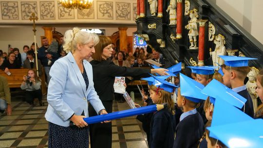 Pierwszoklasiści oficjalnie uczniami. Uroczystość w Katolickiej Szkole
