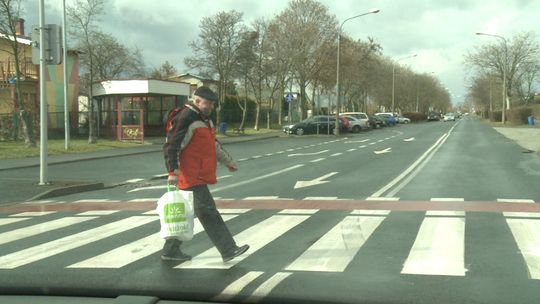 PIESZY Z PIERWSZEŃSTWEM NA PRZEJŚCIU