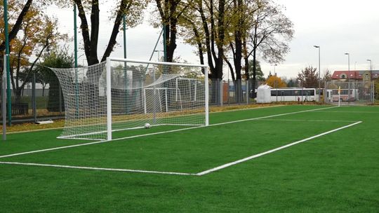 PIŁKARZE CHROBEGO MAJĄ NOWĄ PŁYTĘ ZE SZTUCZNĄ NAWIERZCHNIĄ