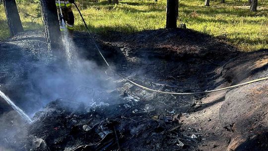 Płonęły odpady i części samochodowe