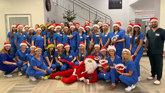 Pluszowe misie i uśmiechy. Mikołaj w Szpitalu Powiatowym w Głogowie