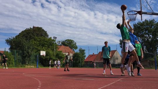POD KOSZEM WALCZYLI O PUCHAR WÓJTA GMINY JERZMANOWA