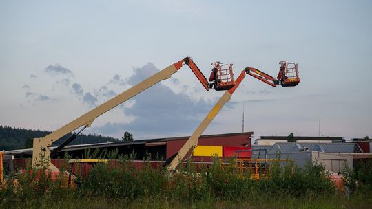 Podnośnik nożycowy spalinowy - zastosowanie w warunkach terenowych