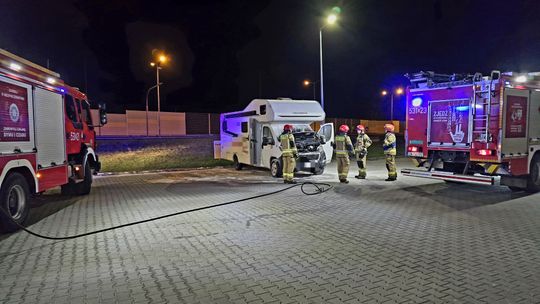 PODPALONO SAMOCHÓD NA STACJI W POLKOWICACH