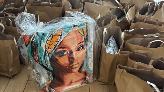 Poduszki i obraz od osadzonych dla seniorów. Wzruszający gest