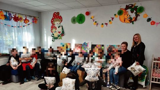 Poduszki i obrazy zza krat trafiły do dzieci w Wilkowie-Osiedlu