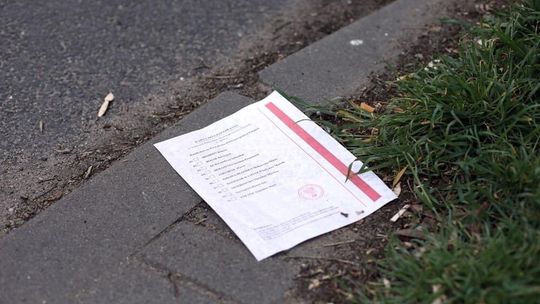 POLICJA WYJAŚNIA SPRAWĘ. Karty do głosowania na ulicy.