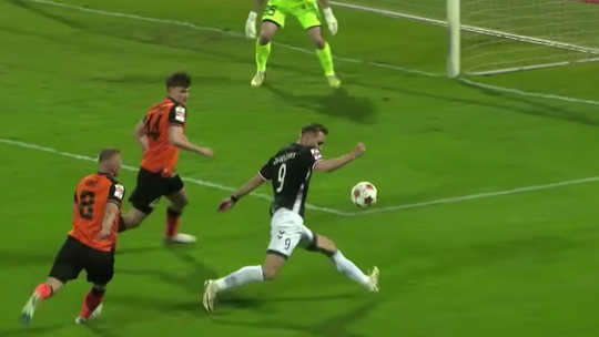 Łukasz Zjawiński dał wygraną Polonii w meczu z Chrobrym.