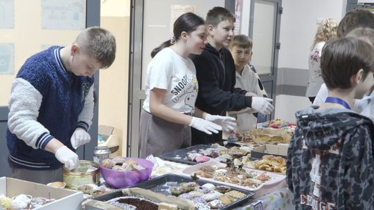 POMAGAJĄ RODZINIE, KTÓRA STRACIŁA WSZYSTKO