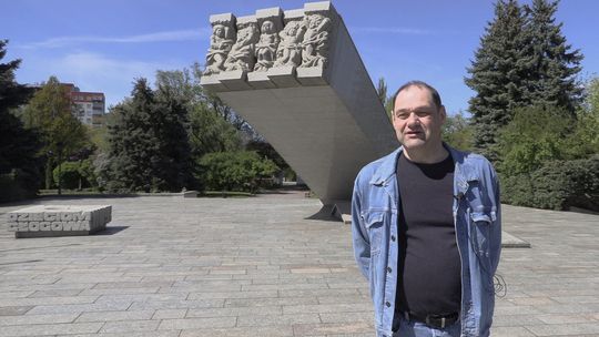 POMNIK DZIECI GŁOGOWSKICH SIĘ SYPIE!