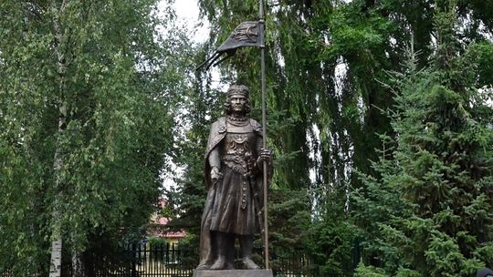 POMNIK KSIĘCIA STANĄŁ W POLKOWICKIM PARKU MIEJSKIM