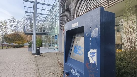 PONAD CZTERY MIESIĄCE CZEKANIA. POPSUTY INFOMAT PRZY MOK WCIĄŻ STOI...