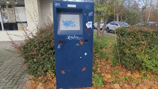 Popsuty infomat przy MOK w Głogowie wreszcie zniknie?
