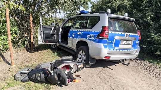 Pościg w Konradowie. Motorowerzysta uciekał przed policją