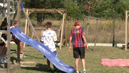 POTRZEBUJĄ MIŁOŚCI I RODZINNEGO DOMU