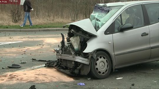 POWAŻNY WYPADEK. Kilka osób rannych, trzy pojazdy uszkodzone. 