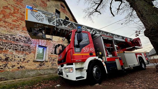 Pożar komina i zadymienie w urzędzie – poranny maraton strażaków