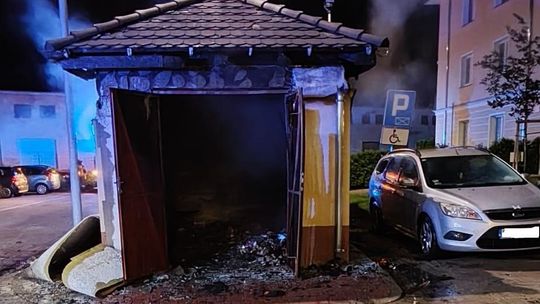 Pożar przy ul. Sowińskiego. Samochód uszkodzony przez ogień