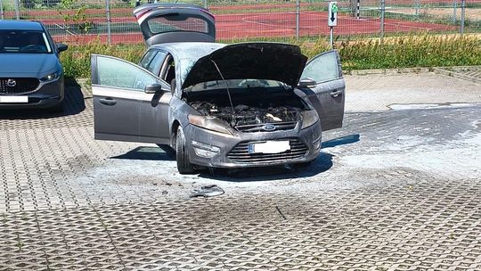 Pożar samochodu na parkingu przy przychodni MCZ w Głogowie