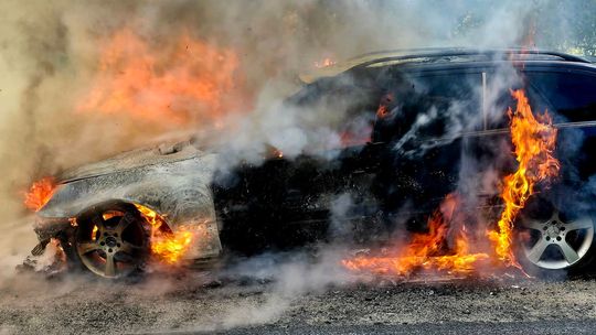 Pożar samochodu w Grodowcu. Mercedes stanął w ogniu