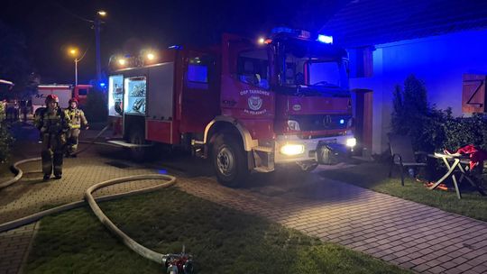 Pożar samochodu w stodole