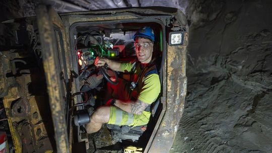 Pracuje pod ziemią, wygrywa na arenach sportowych