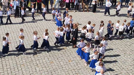 Przedszkolaki przejęły rynek w Głogowie. Takiego poloneza jeszcze nie było