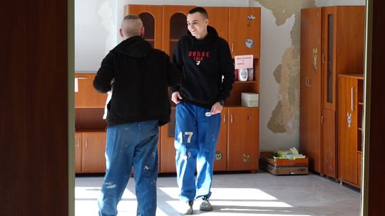 PRZEZ POMAGANIE UCZĄ SIĘ WRAŻLIWOŚCI