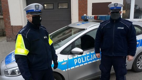 PRZYSZLI RODZICE Z POLICYJNĄ ASYSTĄ